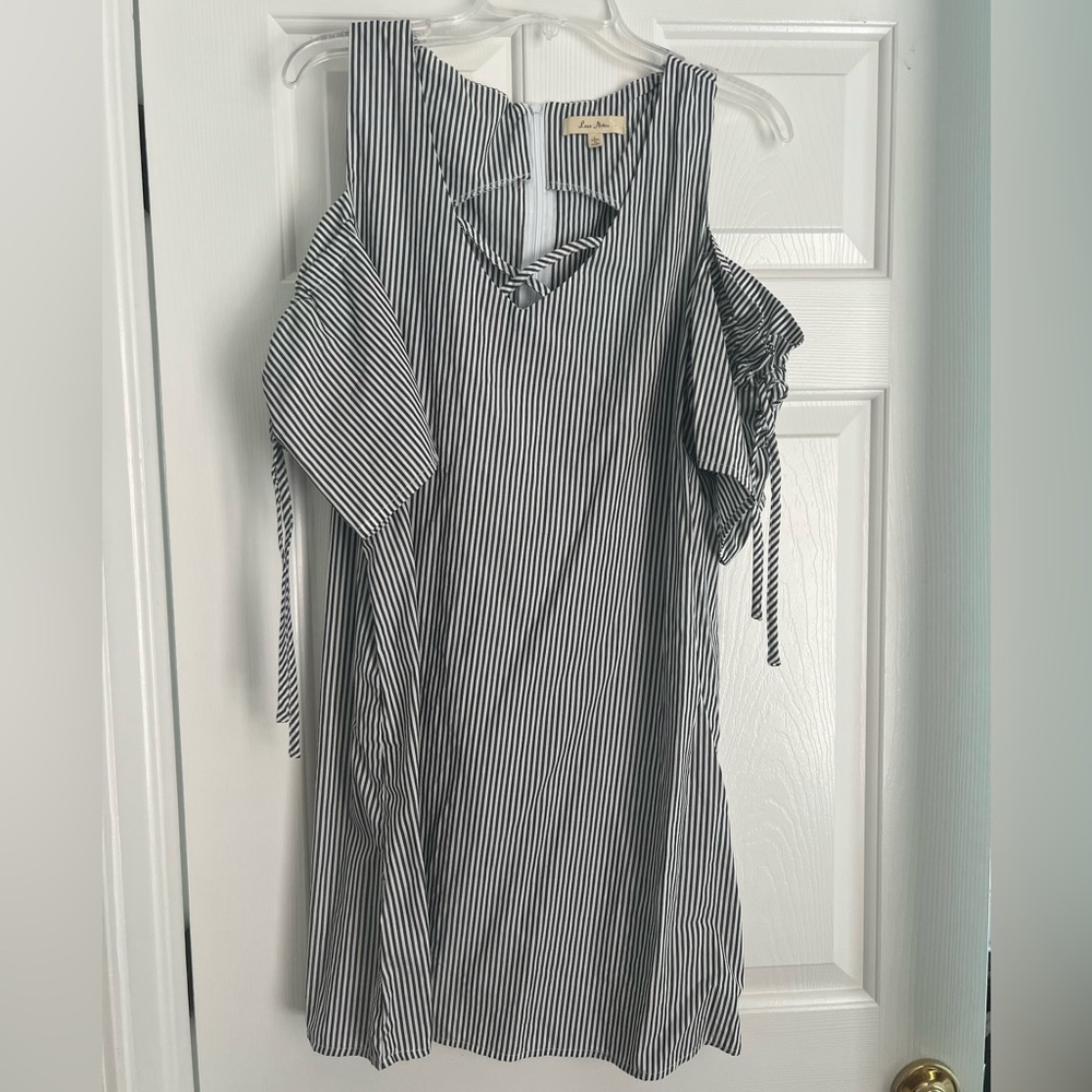 Love Notes Peek-a-boo shoulder dress Size L